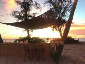 Aan het strand, een strandbar