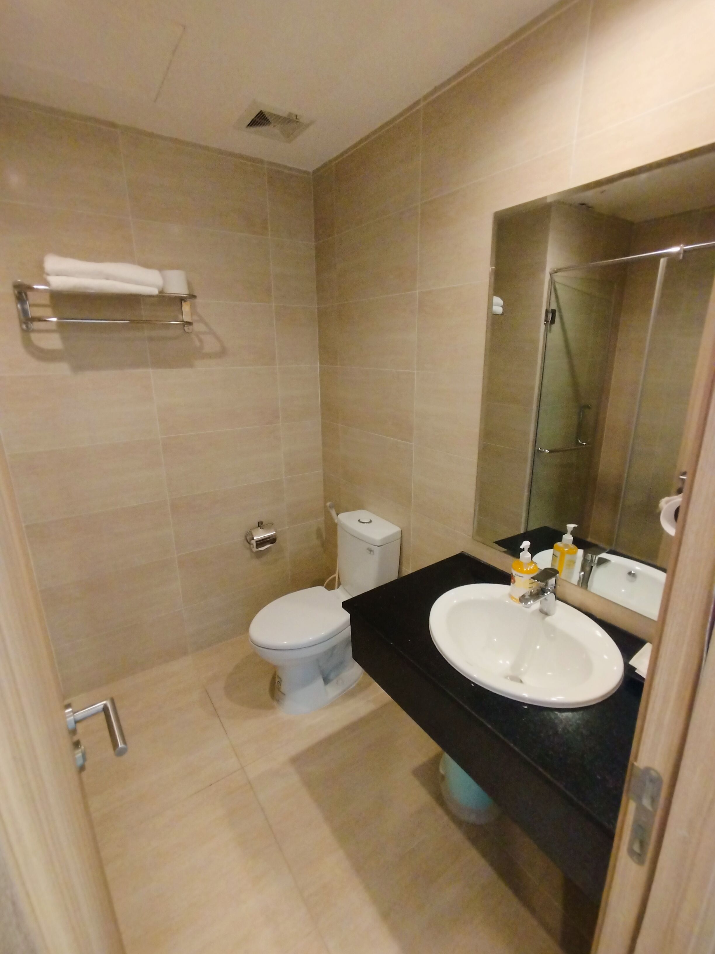 Un baño con inodoro, lavamanos y ducha.