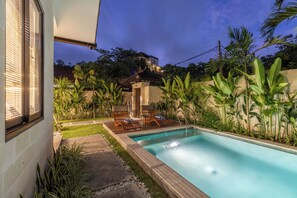 Una piscina al aire libre