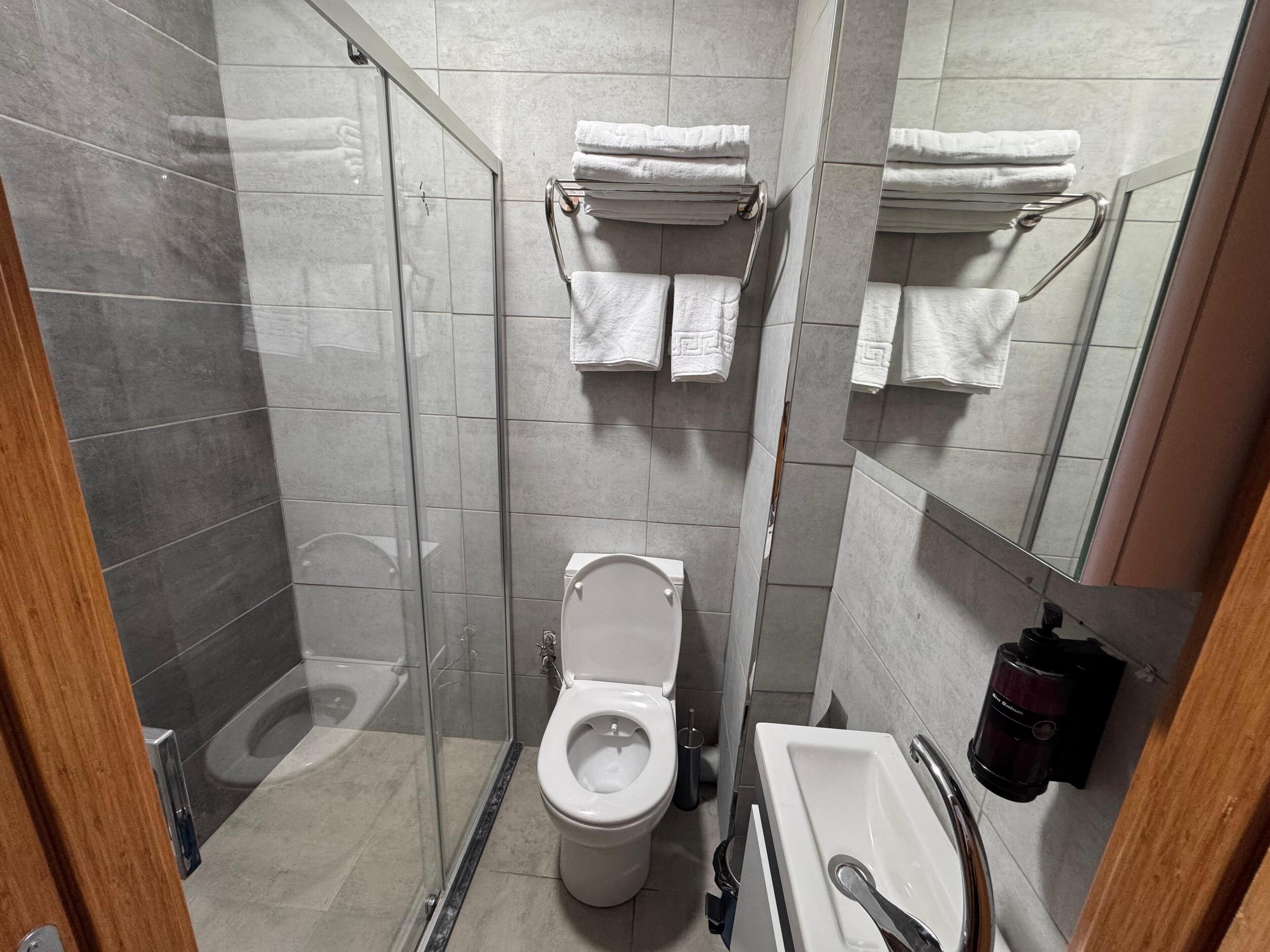 Ducha, artículos de higiene personal gratuitos y secador de pelo