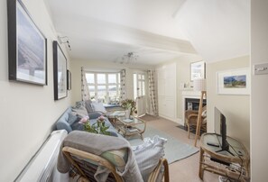 TV, fireplace, DVD player, stereo - Aloe Cottage is situated in one of the most sought after locations in Rock (Rock)