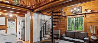 Cozy 2-loft cabin in enchanting Biglake with WiFi, and lake access close by