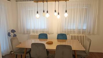 House, 4 Bedrooms, Balcony, Mountain View | Dining room