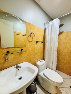 Shower, towels - Award-Winning Stay in Iloilo (Iloilo City)