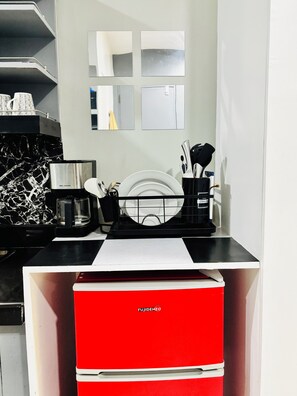 Refrigerador, microondas, horno, utensilios de cocina