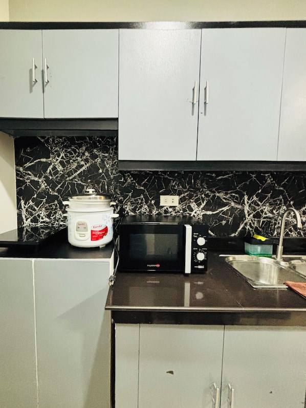 Fridge, microwave, oven, cookware/dishes/utensils - Award-Winning Stay in Iloilo (Iloilo City)