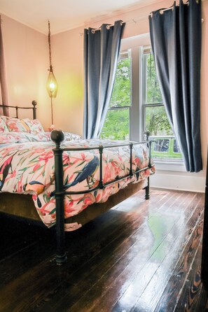 1 slaapkamer, een strijkplank/strijkijzer, wifi, beddengoed