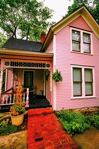 Private, Charming Ozark Queen Eurekan Suite w/Jetted Jaccuzi & Clawfoot Tub