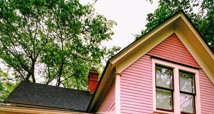 Private, Charming Ozark Queen Eurekan Suite w/Jetted Jaccuzi & Clawfoot Tub