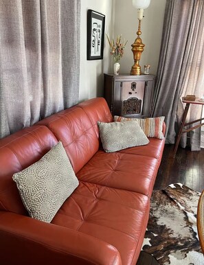 Fireplace - Private, Charming Ozark Queen Eurekan Suite w/Jetted Jaccuzi & Clawfoot Tub (Eureka Springs)