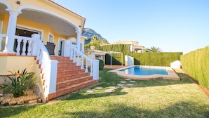 A house with a swimming pool, a staircase leading to the entrance, and a mountain in the background. - Spectacular villa with private pool and sea views in Denia (Denia)