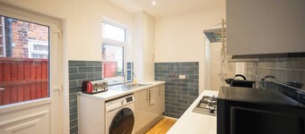 Stunning 4 bedroom House in Crewe Town Centre