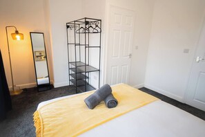 4 bedrooms, iron/ironing board, internet, bed sheets