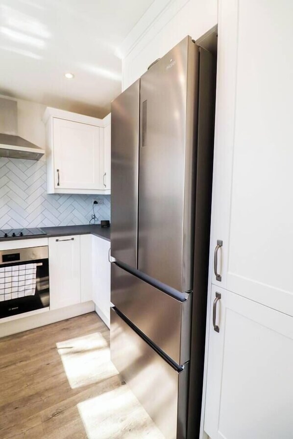 Refrigerador, microondas, horno, placa de cocina