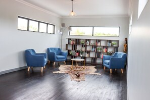 别墅, 庭院景观 | 起居区 | 平板电视