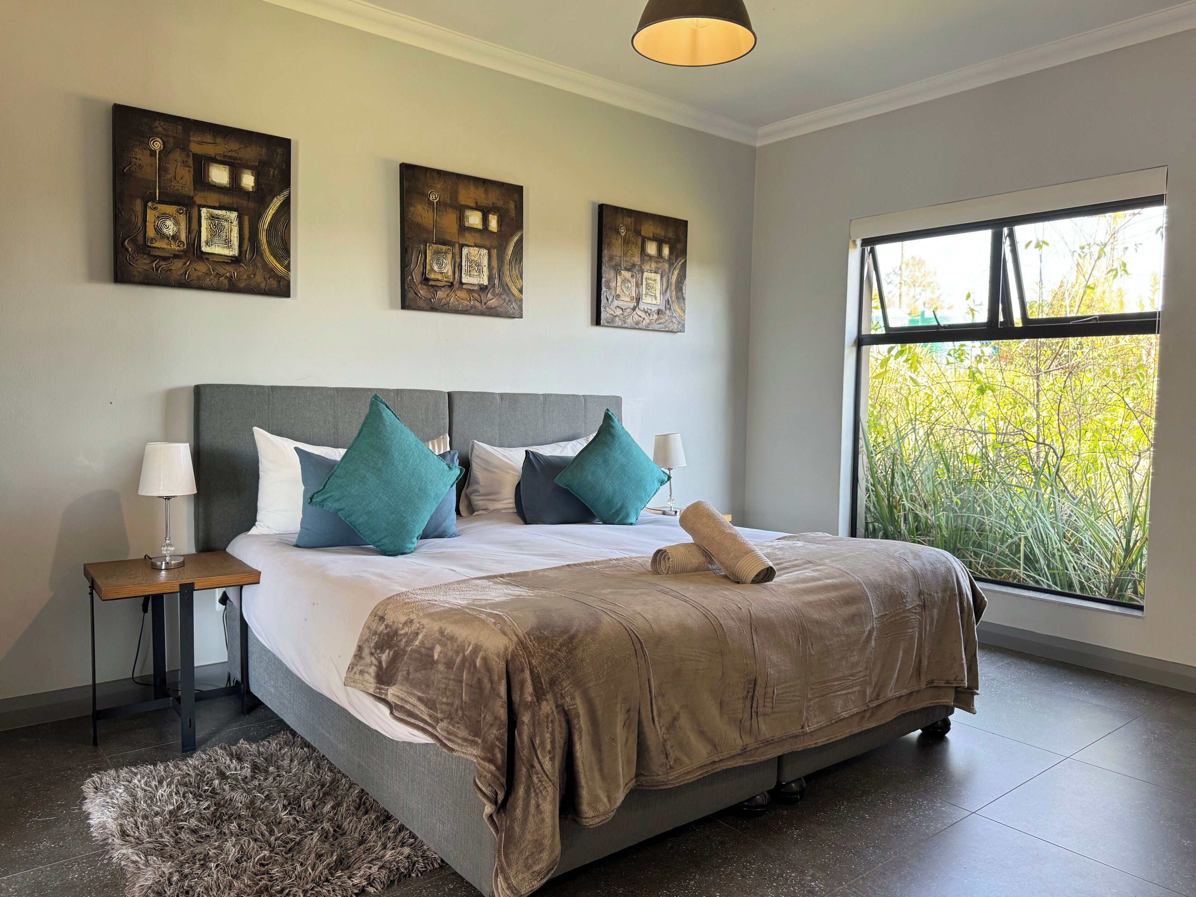 Tallelokero huoneessa, työpöytä