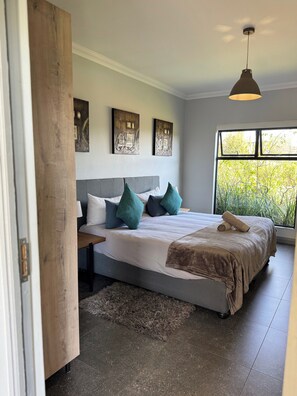 In-room safe, desk, laptop workspace, iron/ironing board - Stones Throw Manor (Krugersdorp)