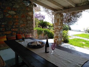 Outdoor dining - Blue Horizon Retreat (Nea Styra)