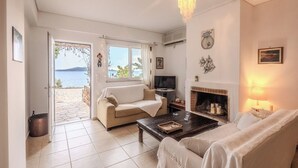 TV, fireplace - Blue Horizon Retreat (Nea Styra)