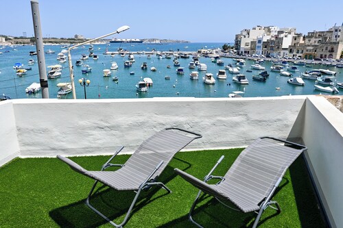 A Cosy Nest Overlooking The Sea