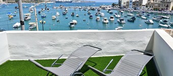 A Cosy Nest Overlooking The Sea