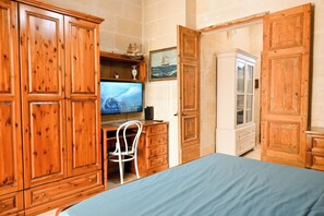Honeymoon Townhome, 2 Bedrooms, 2 Bathrooms (A Cosy Nest Overlooking The Sea) | 2 bedrooms, free WiFi, bed sheets