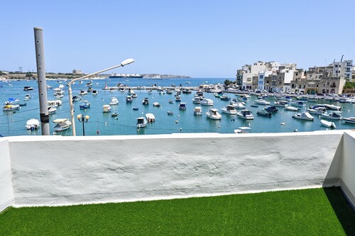 A Cosy Nest Overlooking The Sea