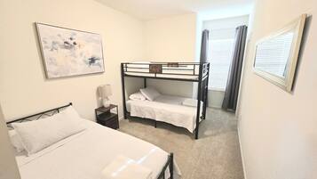 3 quartos, ferros/tábuas de passar roupa, berço de viagem