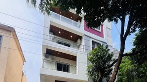 Un immeuble à plusieurs étages portant une enseigne indiquant « Swagstay Hotel Riviera ».