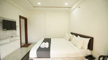 Habitación Deluxe doble, vistas a la ciudad | Escritorio y espacio para trabajar con un portátil