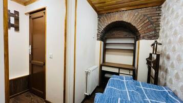1 bedroom, desk, WiFi