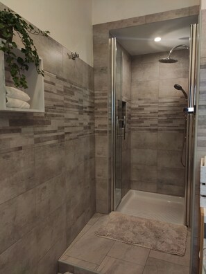 Shower, hair dryer, bidet, towels - Bidda Mores Apartments- The Hunter (Capoterra)