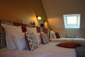 2 habitaciones, escritorio y tabla de planchar con plancha