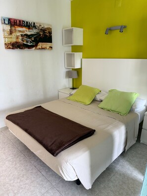 Tabla de planchar con plancha, internet y ropa de cama 