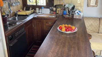 Frigorífic, forn, placa de cuina i cafetera i tetera