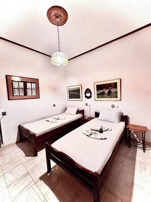 3 soverom, strykejern/-brett, internettilgang og sengetøy