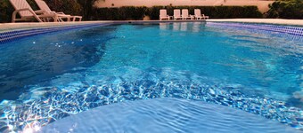 2-Bedroom Beach Apartment with Pool – Costambar