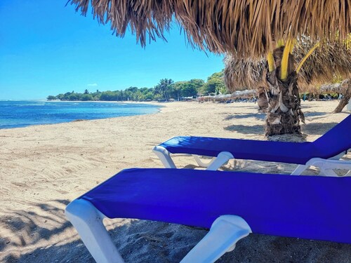 2-Bedroom Beach Apartment with Pool – Costambar