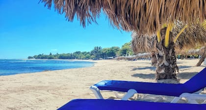 2-Bedroom Beach Apartment with Pool – Costambar