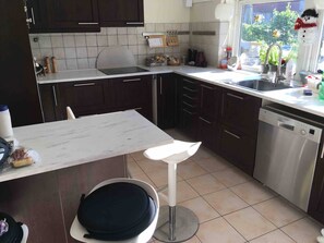 Refrigerador, microondas y utensilios de cocina 