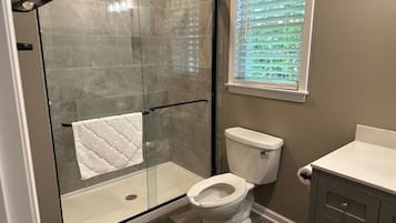 Een haardroger, handdoeken