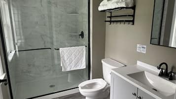 Een haardroger, handdoeken