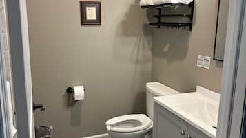 Een haardroger, handdoeken