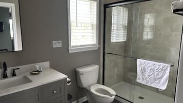 Een haardroger, handdoeken