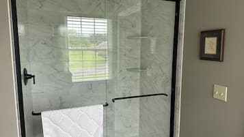 Een haardroger, handdoeken