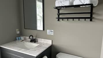 Een haardroger, handdoeken