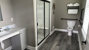 Un baño con ducha, inodoro y lavamanos.