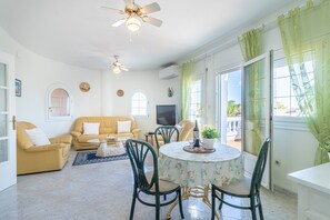 Dining - Villa in Empuriabrava with Private Pool & Mooring (Empuriabrava)