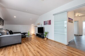 TV - Holiday Apartment 'Dema' with Balcony and Wi-Fi (Reisbach)