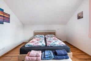 3 bedrooms, iron/ironing board, free WiFi, bed sheets